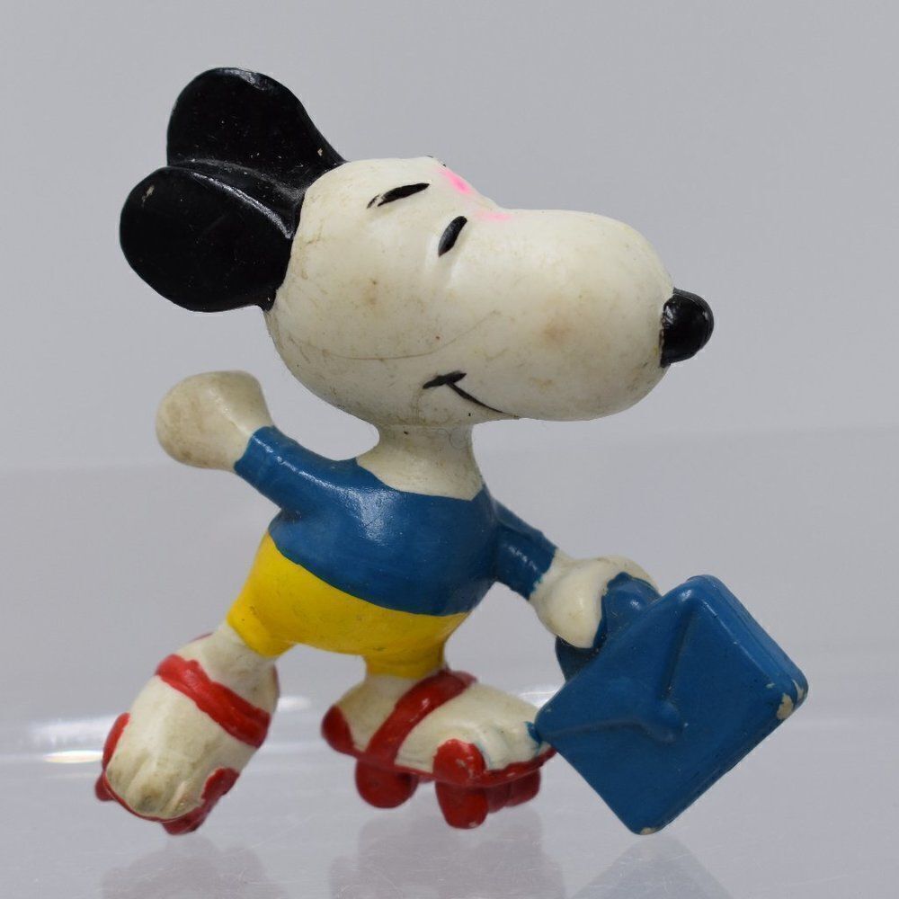Vintage Peanuts Snoopy Rollerblading To Work Businessman Mini PVC Miniature